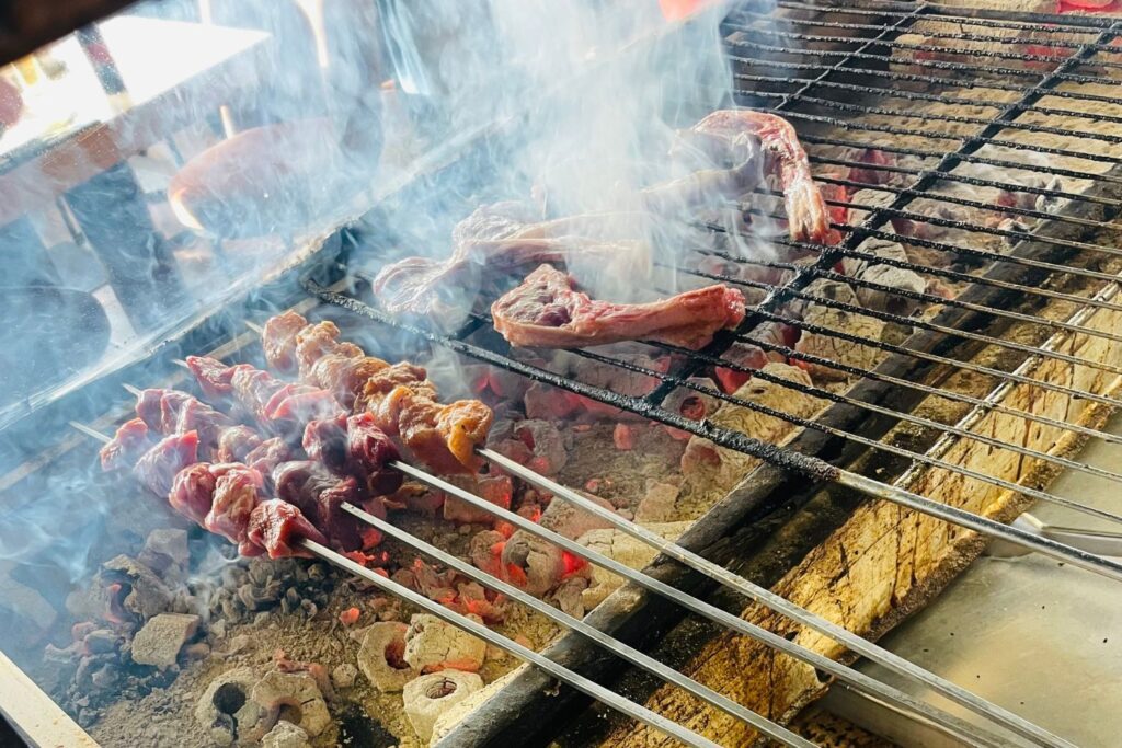 grillade karatas SUR LES BRAISE DU BARBECUE