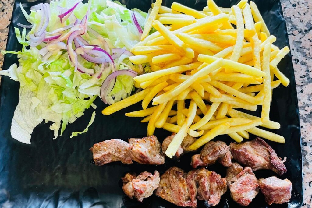grillade karatas FRITES SALADE